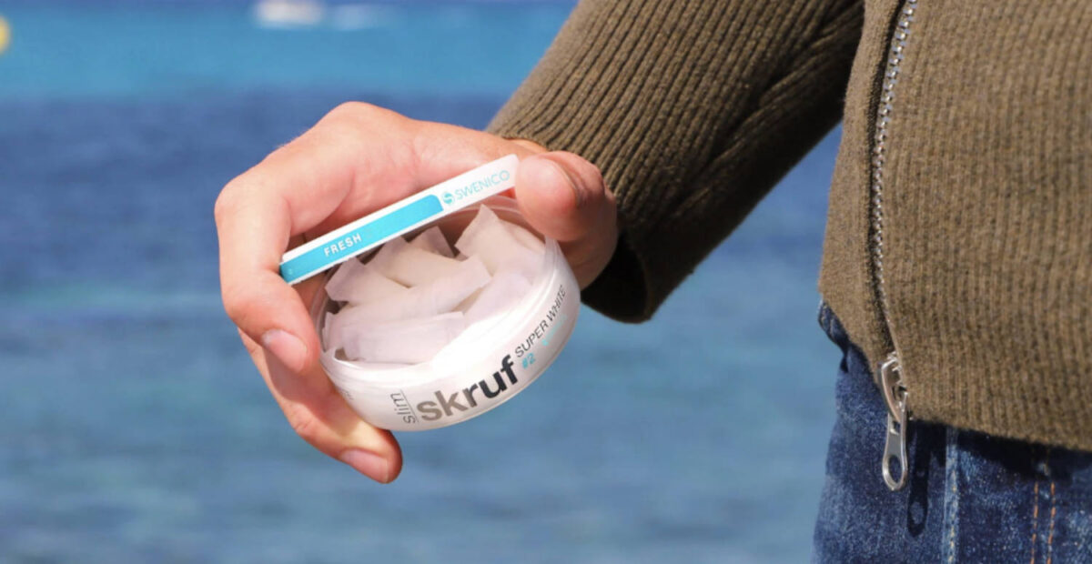 Nikotiinipussi ja nuuska. Kuva: Swenico, Unsplash