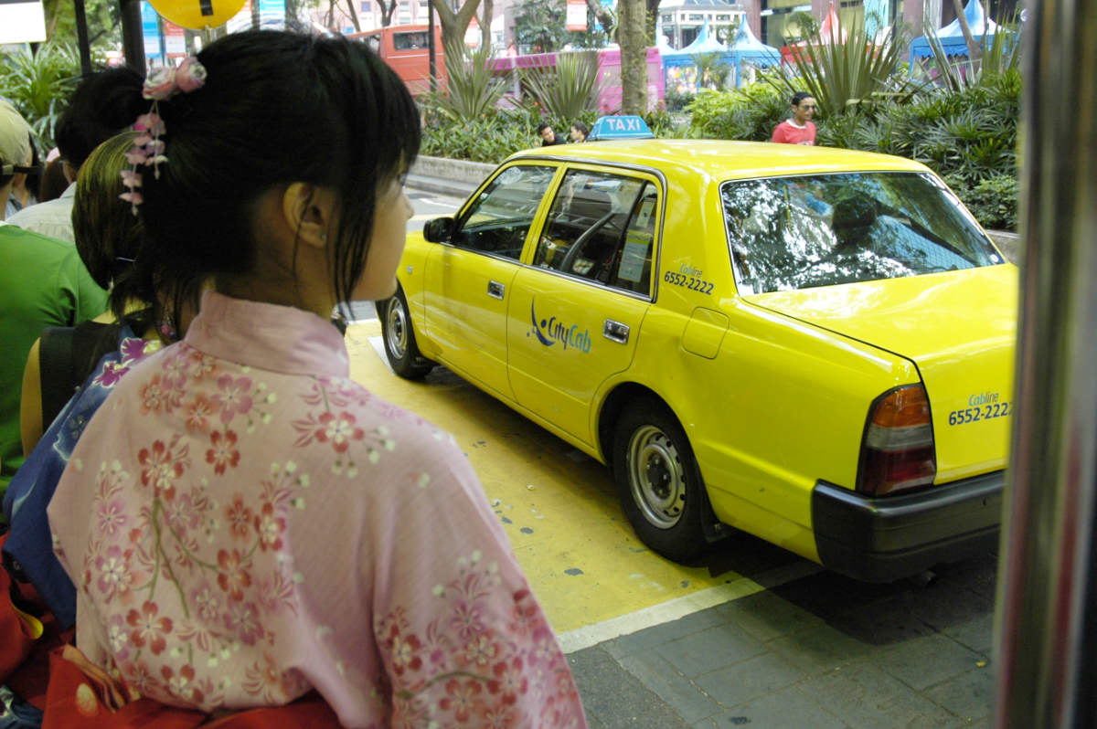 Taksi ja Singaporen katunäkymää