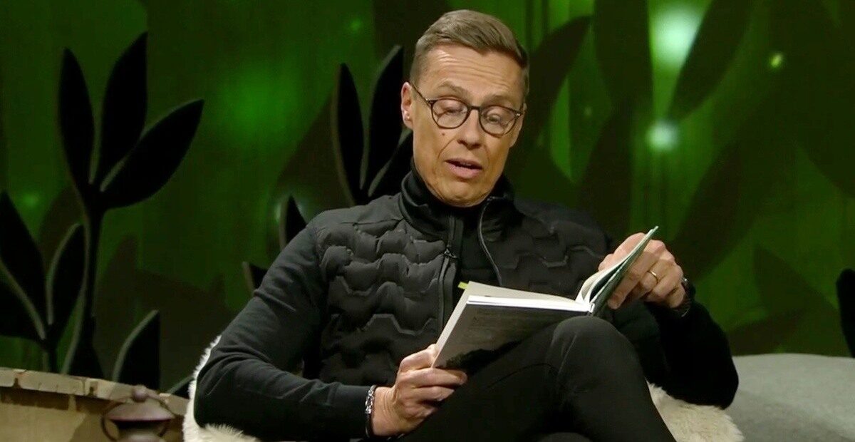 Presidentti Alexander Stubb lukee Muumeja. Kuva: YLE