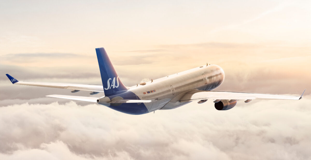 SAS-lentoyhtiön lentokone ilmassa.