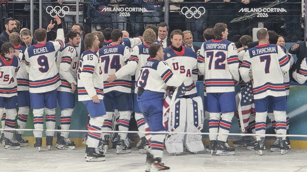 Yhdysvallat on juuri voittanut olympialaisten kiekkokultaa Milanossa