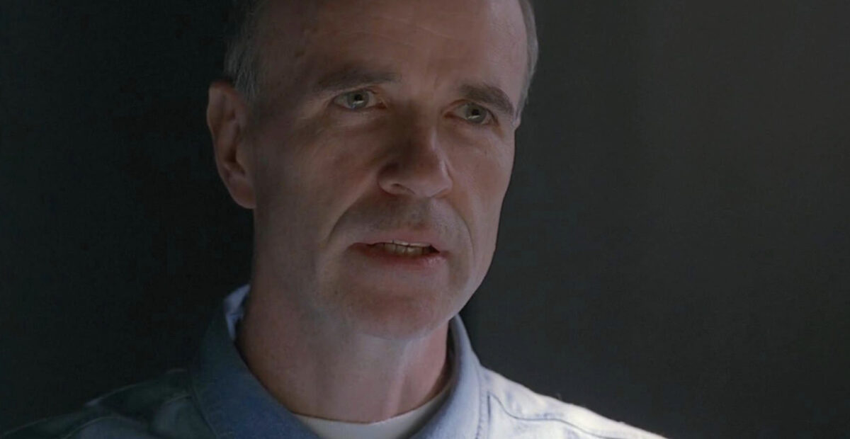 Tom Noonan televisiosarjassa Salaiset kansiot (1993)