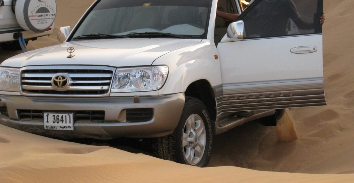 Maastoauto jumissa Dubain hiekkadyynillä. Kuva: Stara