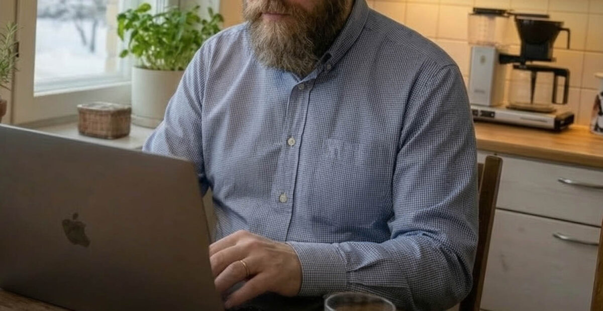 Mies käyttää tietokonetta. Kuvituskuva: Stara