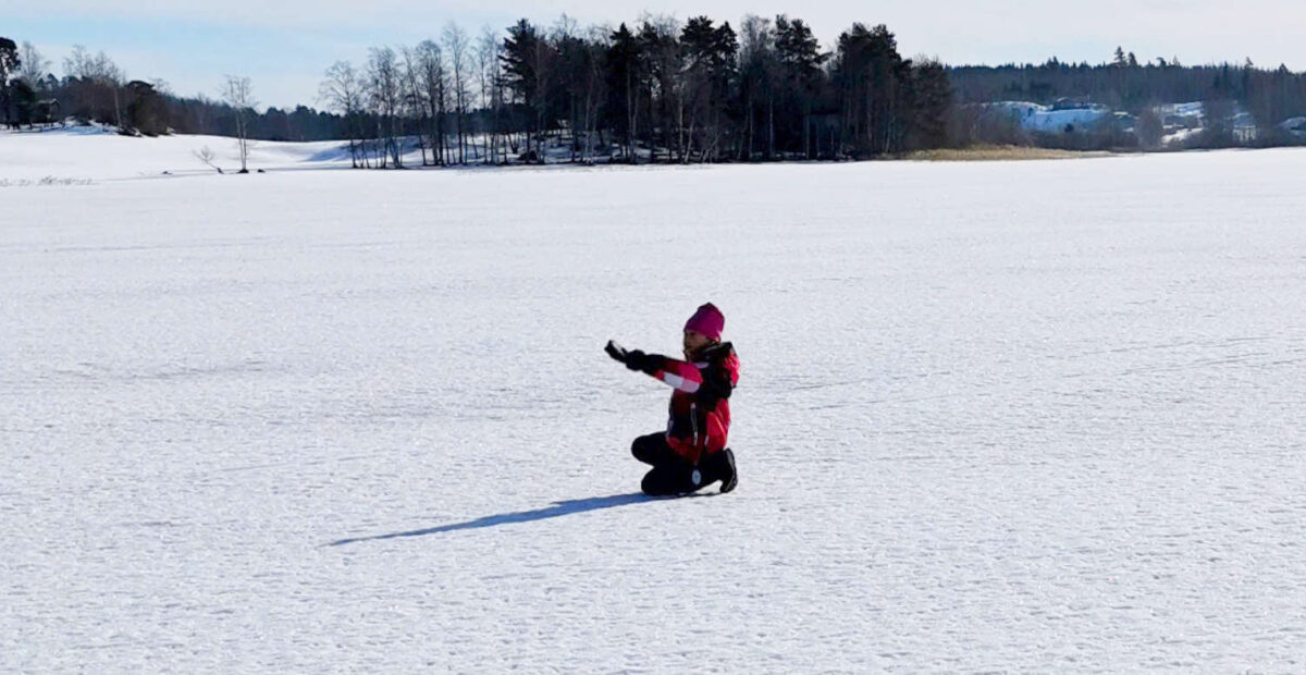 Pilkkijä järven jäällä. Kuva: Stara