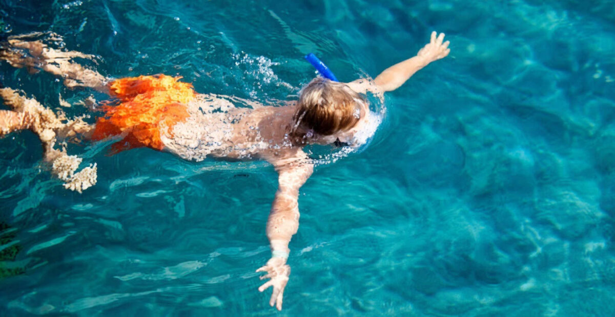 Poika uimassa lomalla. Kuva: Jussi Eerola / Stara