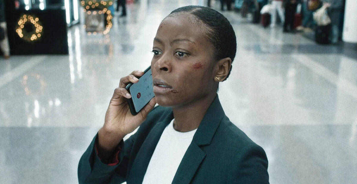 Danielle Deadwyler elokuvassa Carry-On