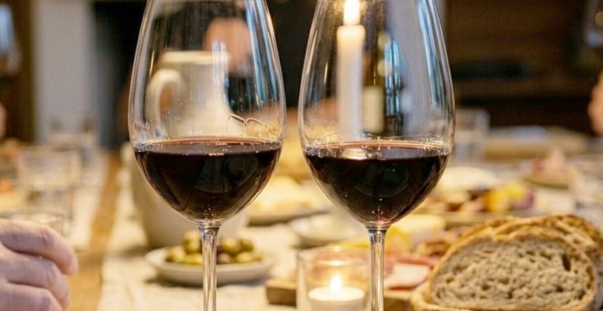 Punaviiniä ruokapöydässä