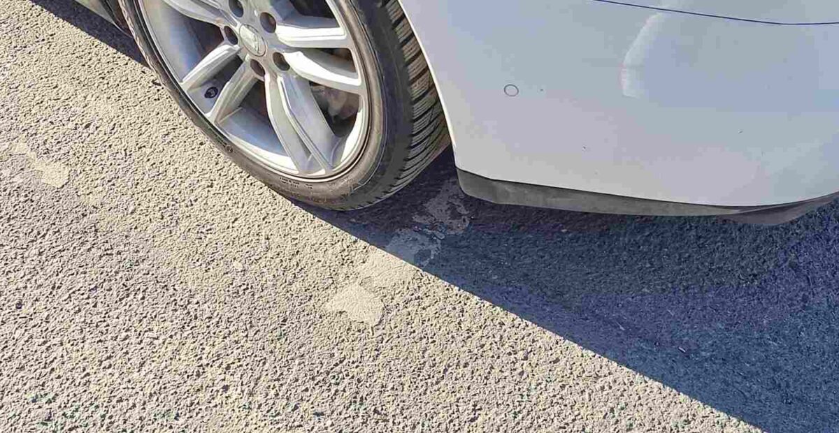 Auto pysäköintiruudussa