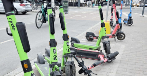 Sähköpotkulautoja. 