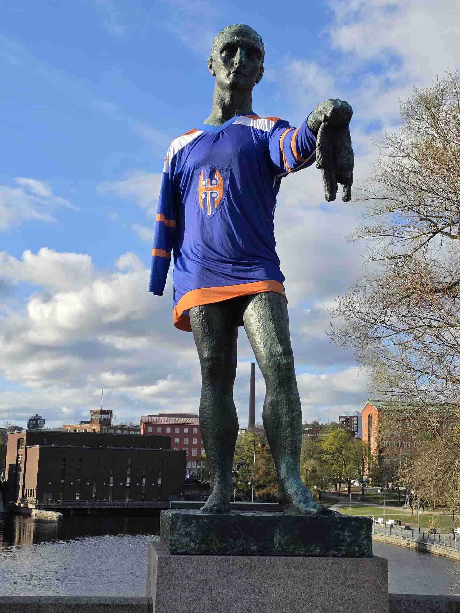 Tappara-paidat Tampereen Hämeenkadun patsailla