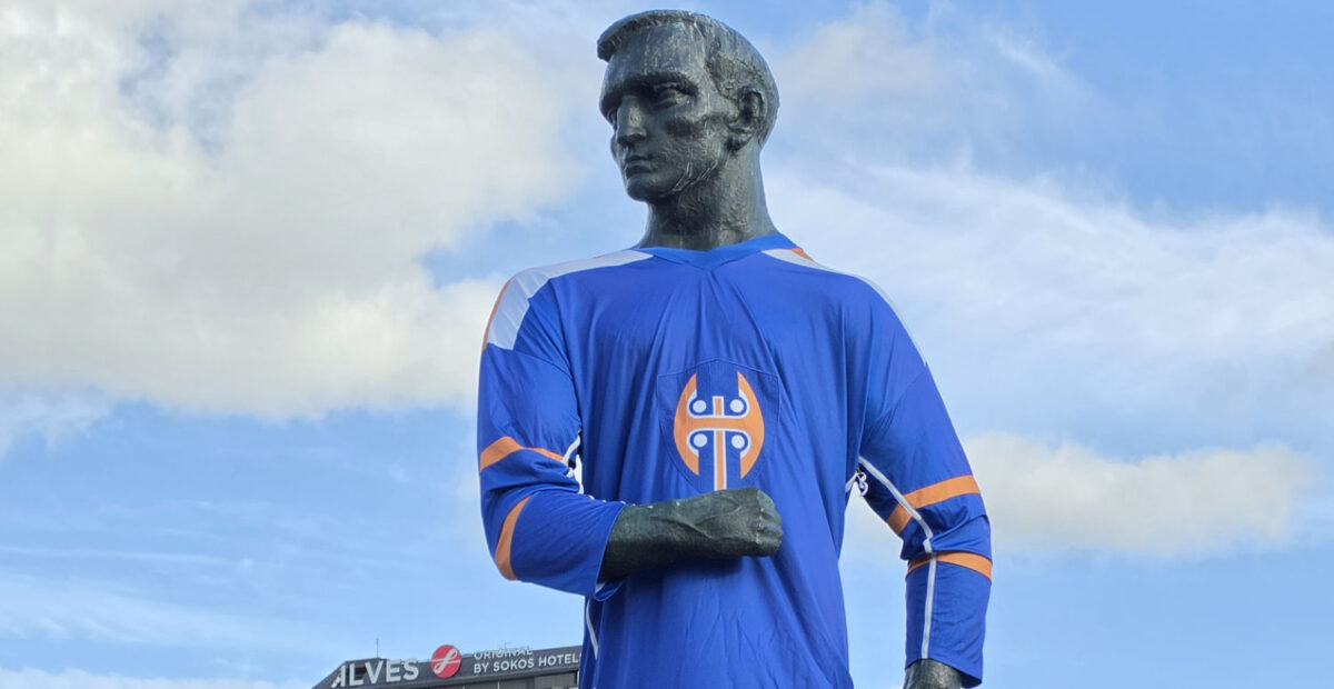 Tappara-paidat Tampereen Hämeenkadun patsailla