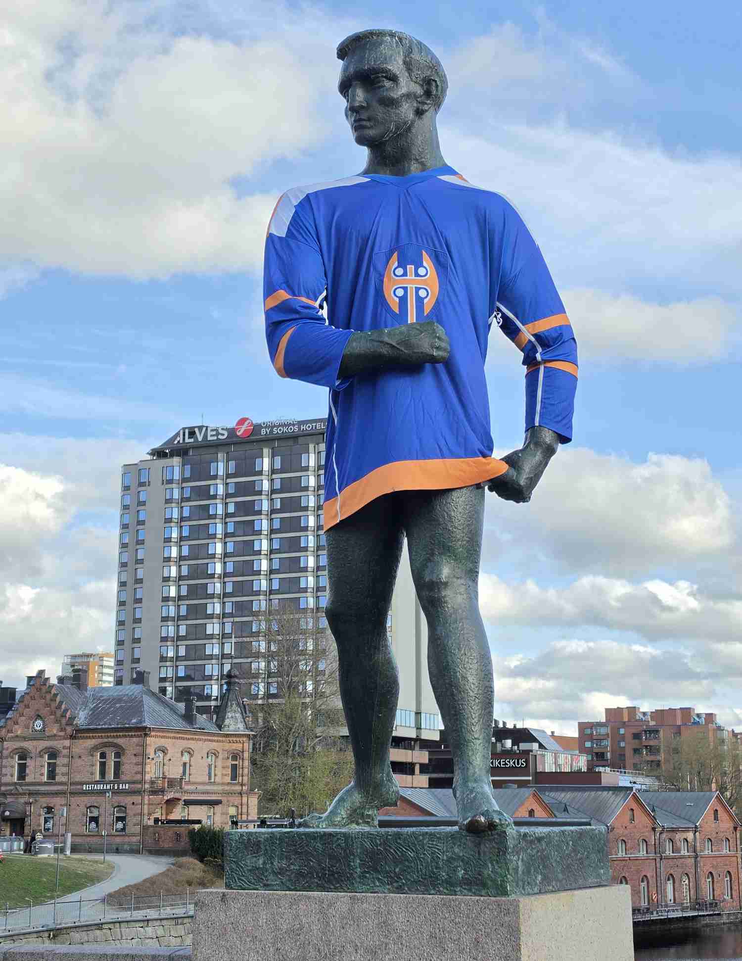 Tappara-paidat Tampereen Hämeenkadun patsailla