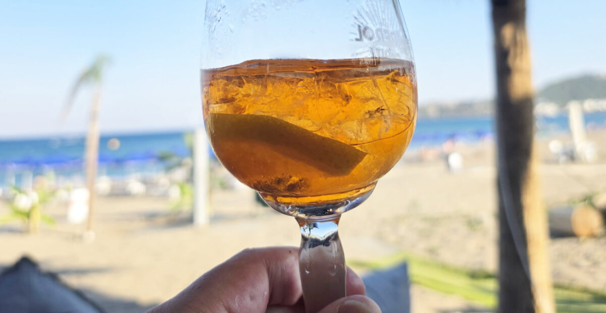 Aperol Spritz rannalla Kreikassa