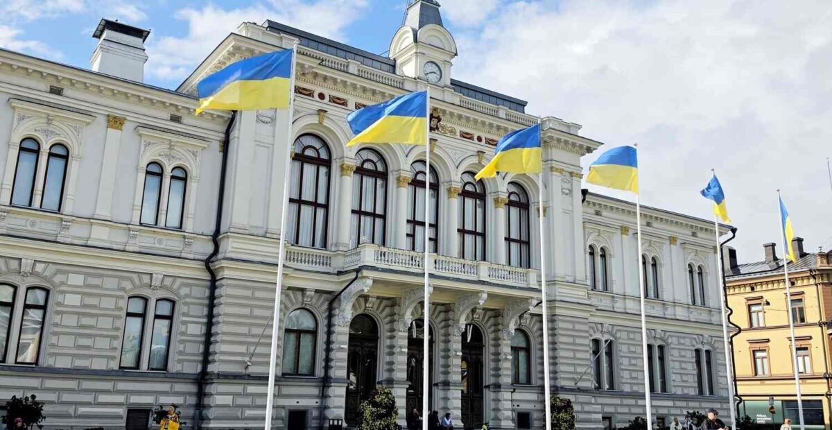 Ukrainan liput Tampereen Raatihuoneella