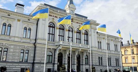 Ukrainan liput Tampereen Raatihuoneella